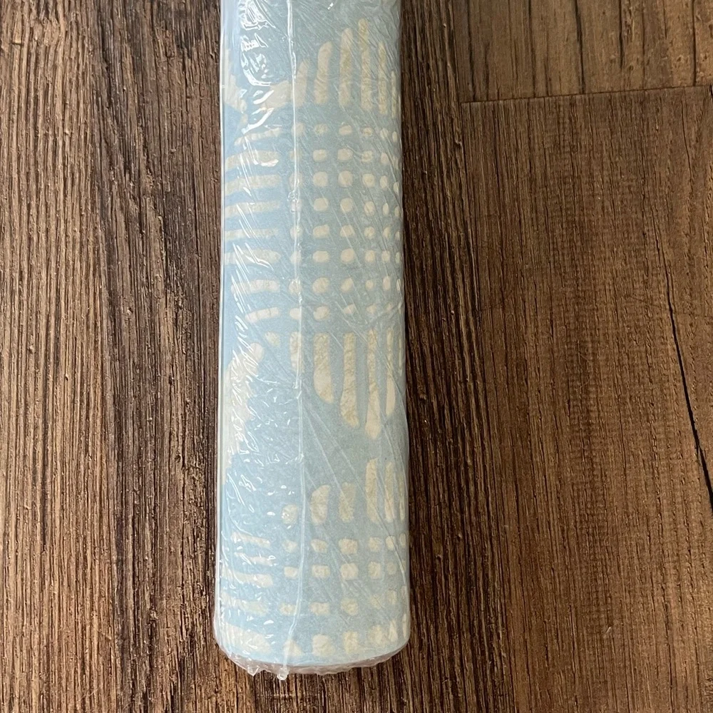 NWT Thibaut Wallpaper T15842 Tortuga Batik Light Blue 1 dbl Roll Vinyl Coastal